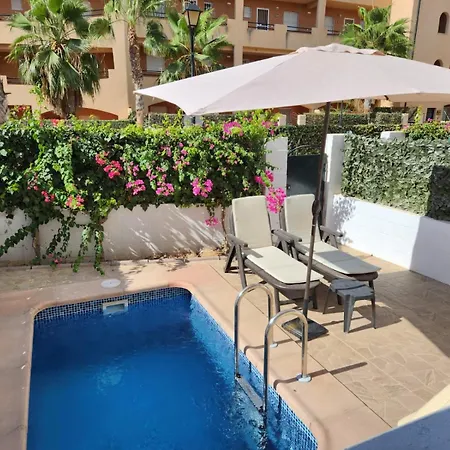 Bajo De Esencia Relajante Con Piscina Privada Y Patio! *